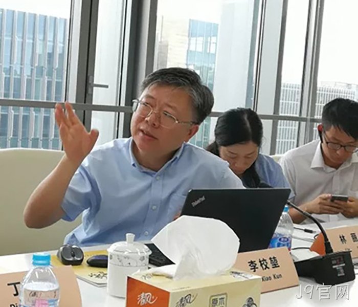 李校堃校长和黄成钢教授发言 李校堃校长和黄成钢教授发言