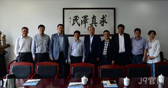 J9官网董事长颜贻意（左四）考察中国海洋大学